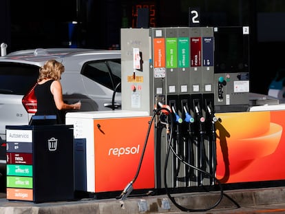 El encarecimiento del gasóleo obliga al Gobierno a elevar la rebaja fiscal a 20 céntimos en septiembre