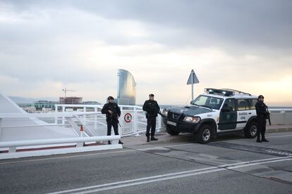 Fortes mesures policials al port de Barcelona per l'arribada del creuer procedent de Tunsia.