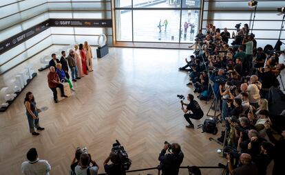 El cineasta Pedro Almodóvar posa para la prensa junto al resto del elenco del largometraje en el Festival de San Sebastián.