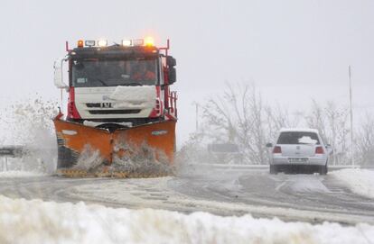 Un total de once provincias tendrán activado este jueves avisos por lluvias, nevadas o fenómenos costeros, según la Agencia Estatal de Meteorología (AEMET), que espera precipitaciones localmente fuertes o persistentes en el oeste de Galicia y no se descartan en el extremo sur de Andalucía y nevadas en zonas de montaña del noroeste peninsular. En la imagen, una máquina quitanieves despeja la carretera, en la zona del Puerto de Piqueras (Soria).