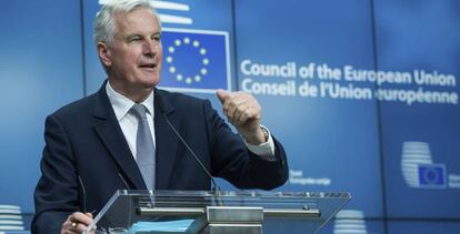 Michel Barnier comparece tras la aprobaci&oacute;n del mandato del Brexit.