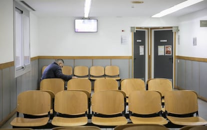 Una persona espera en una sala de espera a ser atendida.
