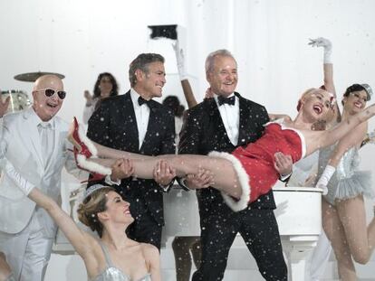 George Clooney, Bill Murray y Miley Cyrus en un momento del especial Navide&ntilde;o &#039;A Very Murray Christmas&#039; para Netflix.
 