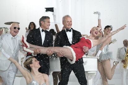 George Clooney, Bill Murray y Miley Cyrus en un momento del especial Navide&ntilde;o &#039;A Very Murray Christmas&#039; para Netflix.
 