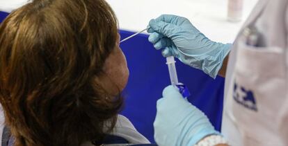 Una mujer realiza un test de antígenos en Madrid. 