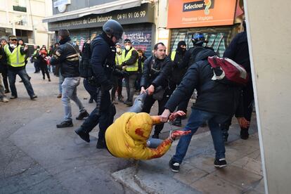 La policía parisina, informa Le Figaro, también se ha incautado de un "arma prohibida". En total, el Ministerio del Interior calcula que han participado en protestas por todo el país 32.000 personas, 8.000 de ellas en París. En la imagen, agentes de policía detienen a un manifestante en Marsella.