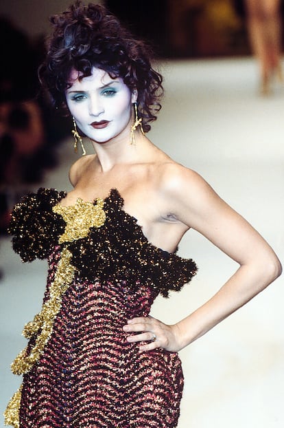 La modelo Helena Christensen en la pasarela de la colección "Ready to Wear" en marzo de 1995, en París.