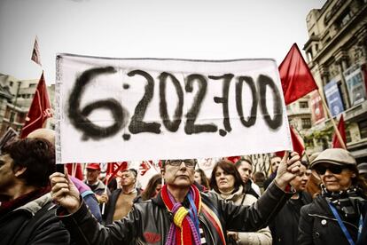 Manifestación convocada por los sindicatos UGT y CC OO con motivo del Primero de Mayo para protestar contra las políticas económicas del Gobierno. Más de 50.000 manifestantes recorrieron las calles de Madrid cuando el paro superó los seis millones de personas.