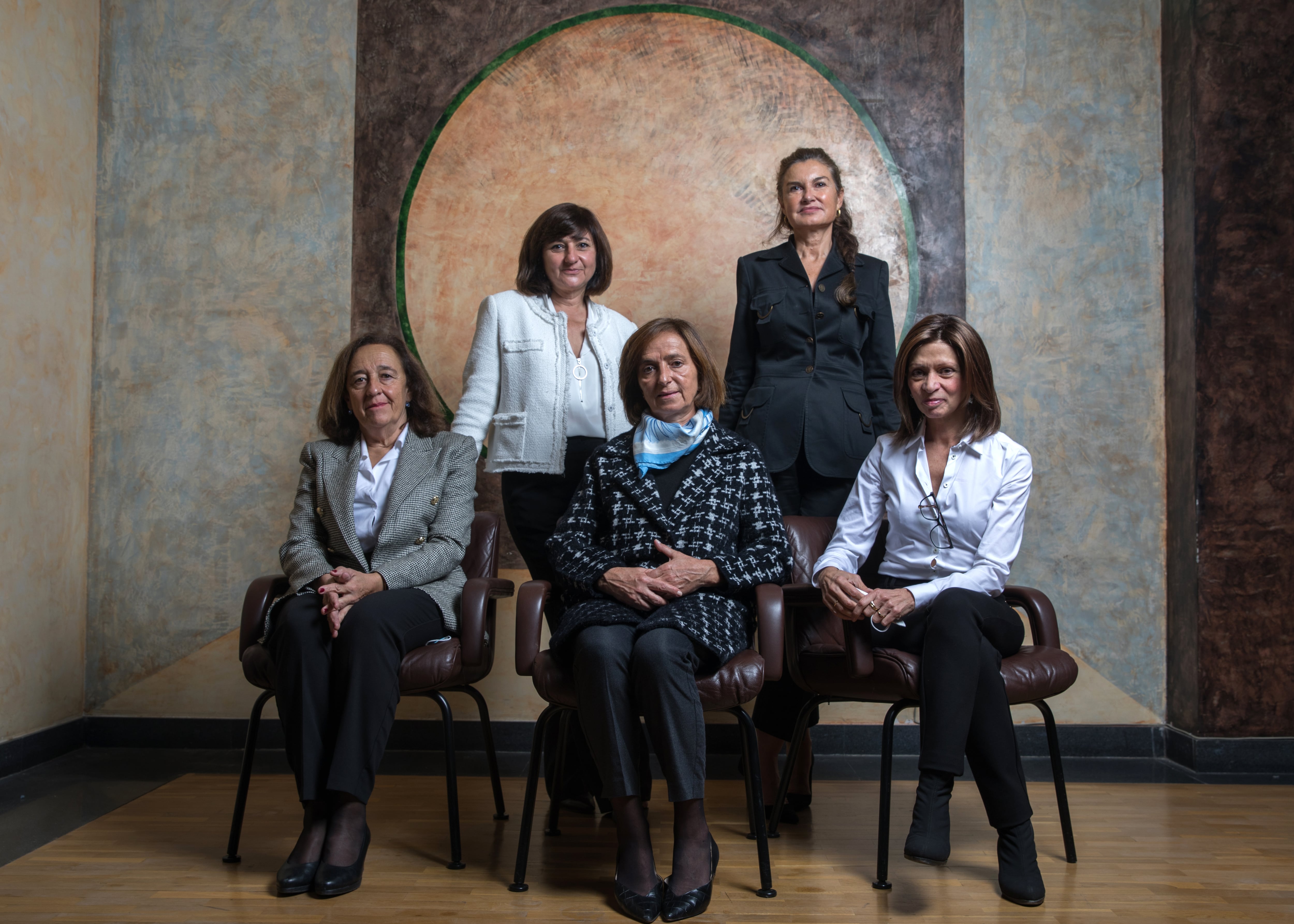 De pie de izquierda a derecha; Almudena Lastra Fiscal Superior de la Comunidad de Madrid  y Pilar Rodriguez Fernandez  Fiscal Jefe de Madrid. De izquierda a derecha sentadas; María Jesus Escribano, Fiscal de Area de Getafe Leganes;  Maria Jose Parrado, Fiscal de Area de Alcalá de Henares  y Margarita Rossignoli, la fiscal de area de Mostoles , en el Tribunal Superor de Justicia de Madrid en noviembre de 2021.