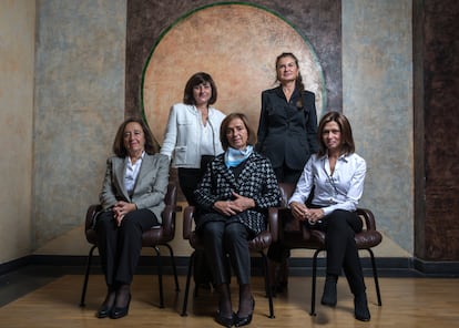 De pie, Almudena Lastra (izquierda) y Pilar Rodríguez Fernández. Sentadas, desde la izquierda, Margarita Rossignoli, María Jesús Escribano y María José Parrado, el pasado martes.