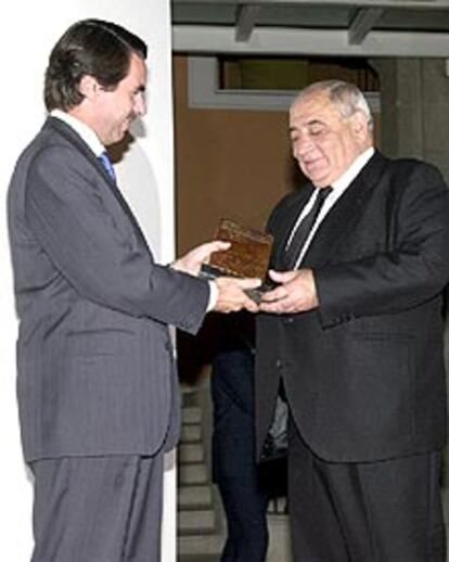 Isidoro Álvarez (a la derecha) recibe el premio de manos del presidente del Gobierno, José María Aznar.