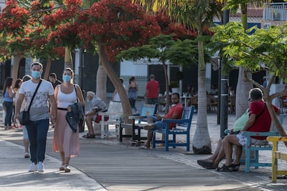 Ambiente en la avenida de la playa de Los Cristianos de Tenerife.