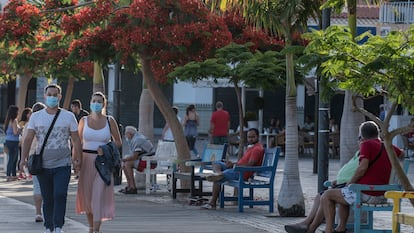 Ambiente en la avenida de la playa de Los Cristianos de Tenerife.