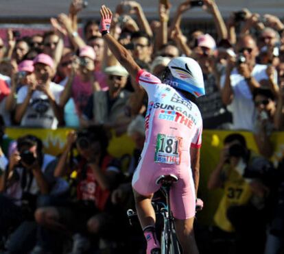 Alberto Contador saluda a los aficionados al término de la contrarreloj.
