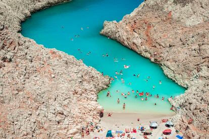 Bañistas en la playa de Seitan Limania, en la península de Akrotiri (Creta).