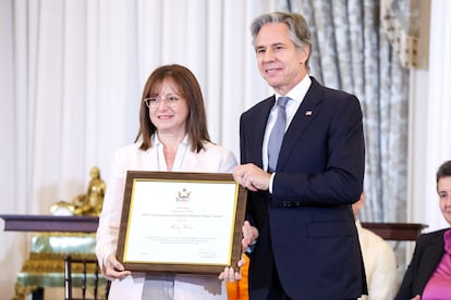 María Werlau con el secretario de Estado de EE UU, el 24 de junio en Washington.