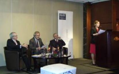 El director del CEC, Fernando Casado (i) , el economista Alfredo Pastor (c) y el presidente del grupo La Caixa, Isidro Fainé, durante la presentación en Hong Kong del informe "España, tierra de oportunidades" elaborado por expertos del Consejo Económico Empresarial para la Competitividad (CEC).