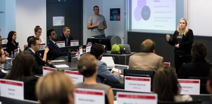 Alumnos del MBA de ESADE durante una charla de reclutamiento de Google, en Barcelona.