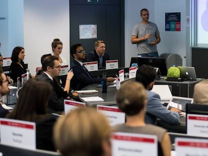 Alumnos del MBA de ESADE durante una charla de reclutamiento de Google, en Barcelona.