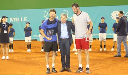 Ferrero, Santana y Safin posan durante la entrega de premios en el Hotel Puente Romano de Marbella.