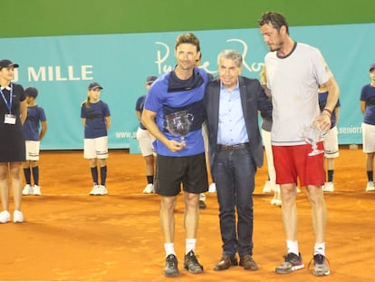 Ferrero, Santana y Safin posan durante la entrega de premios en el Hotel Puente Romano de Marbella.