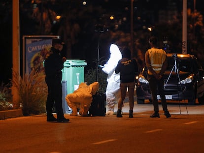 La policía judicial de la Guardia Civil busca pruebas cerca de la zona donde fueron hallados los restos de la mujer asesinada en Torrevieja.