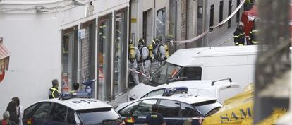 Bomberos entran en la sede de Amnista Internacional en Madrid.