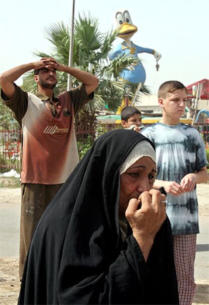 Iraquíes observan la escena de un atentado con bomba ayer en Bagdad.
