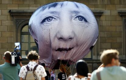 Globo con un retrato de la canciller alemana, Angela Merkel, durante la protesta contra la próxima cumbre del G-7 en Múnich, Alemania.