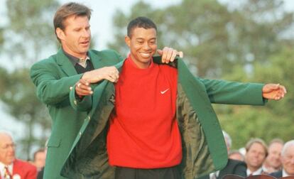 Tiger recibe de Nick Faldo la chaqueta verde como ganador del Masters de 1997.