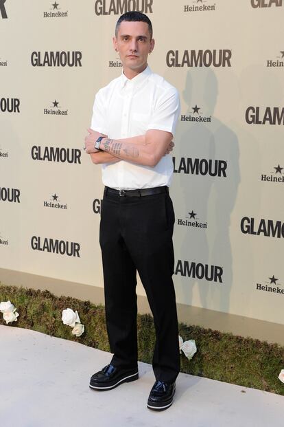 El diseñador David Delfín, muy sobrio en blanco y negro y con unas planaformas masculinas.