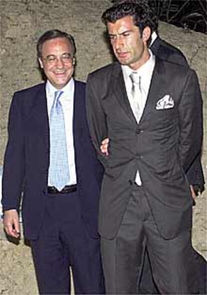 El presidente del Real Madrid, Florentino Pérez, a la izquierda, acompaña a Figo el pasado sábado en Casa do Castelo, en el Algarve portugués.