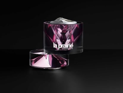 Una experiencia extraordinaria y transformadora y el camino hacia una nueva piel. La crema celular Platinum Rare es la estrella de la nueva apuesta de La Prairie para combatir los signos del envejecimiento: la colección Platinum Rare. Su envase en forma de diamante morado oculta beneficios para una apariencia más joven, entre ellos, la reducción de la aparición de líneas de expresión y arrugas y la formación de un velo invisible que ayuda a mantener la humedad y una hidratación duradera. Precio: 1.099 euros.