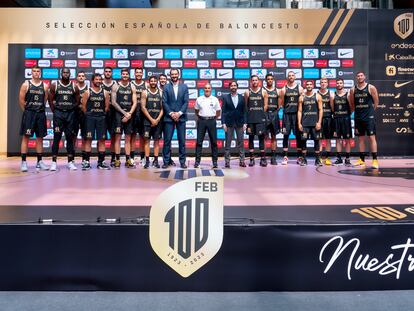 De izquierda a derecha, Pradilla, Garuba, Abalde, Llull, Aldama, Juancho, Willy, Ricky, Abrines, Jorge Garbajosa (presidente de la Federación), Sergio Scariolo (seleccionador), Ignacio Jiménez (director general de comunicación de Endesa), Rudy, Saiz, Claver, Jaime Fernández, Alberto Díaz, Brizuela y Joel Parra, este jueves en Madrid.