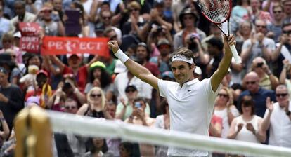Federer celebra su triunfo contra Johnson.