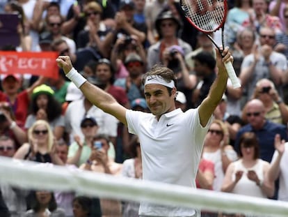 Federer celebra su triunfo contra Johnson.