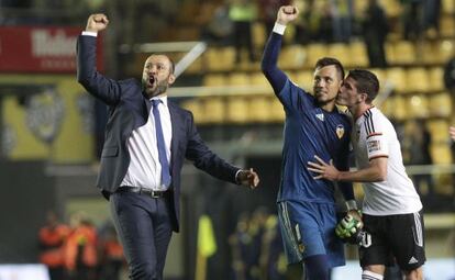 Nuno festeja la victoria en El Madrigal con Diego Alves y Rodrigo de Paul.