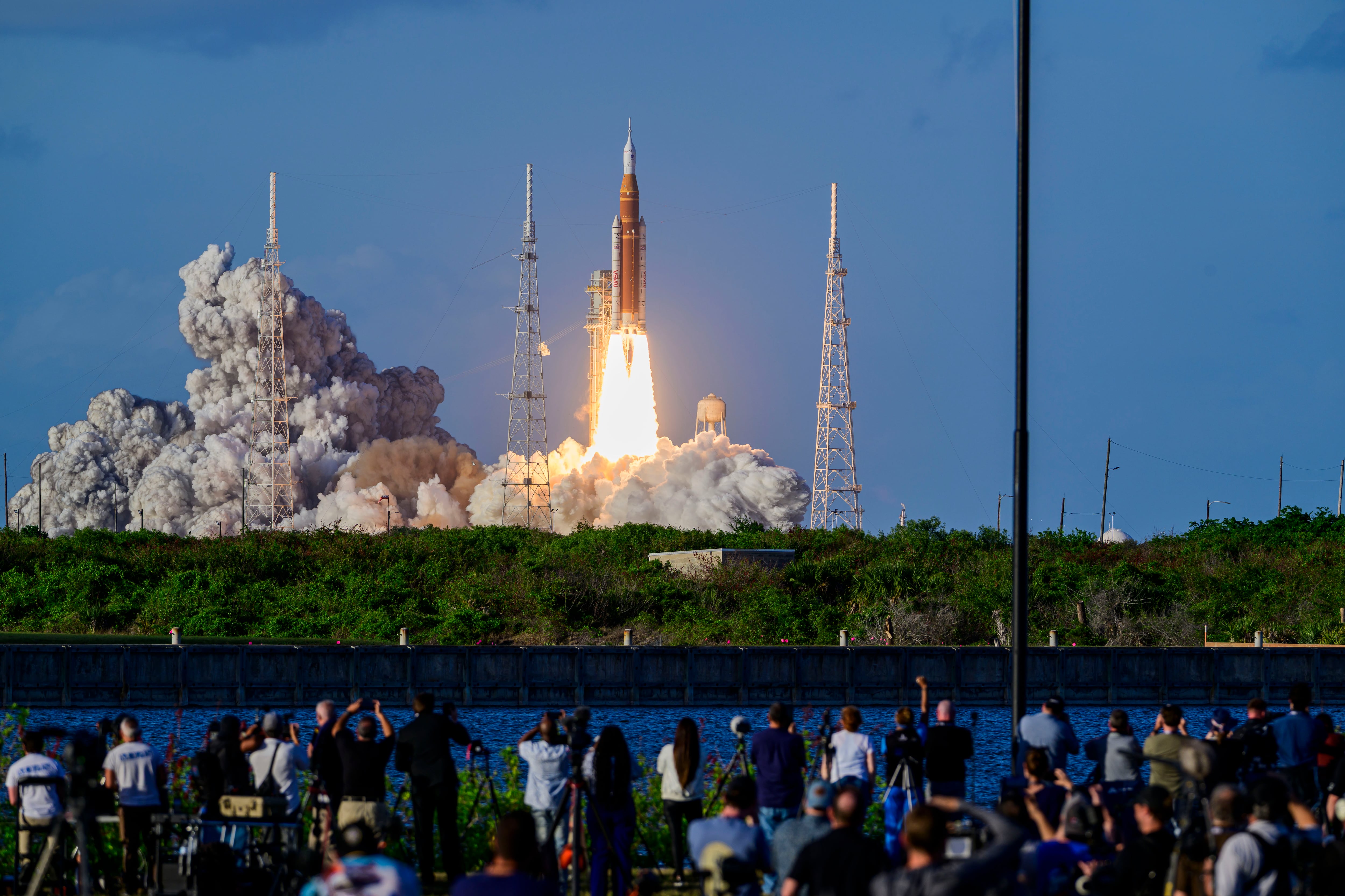 El cohete tripulado más potente lanza a los cuatro astronautas de Artemis 2 hacia un viaje histórico