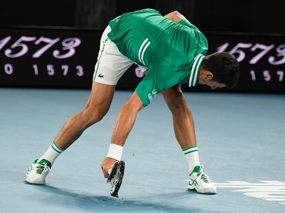 Djokovic estampa la raqueta contra el suelo de la pista central, este martes en Melbourne.