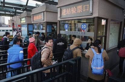 Como ocurre en casi todos los sectores, muchos de sus trabajadores sólo tienen la oportunidad de volver a casa en esas fechas. En la imagen, los pasajeros hacen cola para acceder a una estación de tren en Pekín (China).