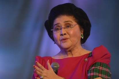 A pesar de estar condenada a 40 años de cárcel, Imelda Marcos ha cumplido los 90 en plena libertad y vitoreada por sus seguidores.