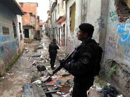 Polic&iacute;as durante un operativo en la favela Manguinhos de R&iacute;o de Janeiro.