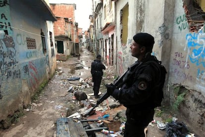 Polic&iacute;as durante un operativo en la favela Manguinhos de R&iacute;o de Janeiro.