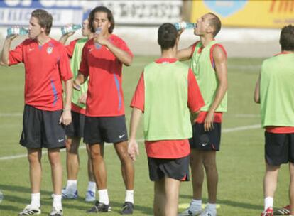 Jugadores del Atlético de Madrid durante un entrenamiento en el campo del Bistrita