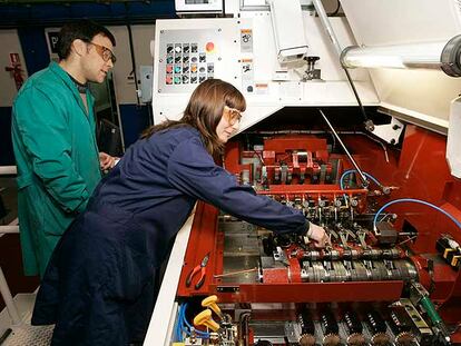 Unos alumnos trabajan en una de las máquinas del instituto Miguel Altuna, financiadas en parte por las empresas de Bergara.