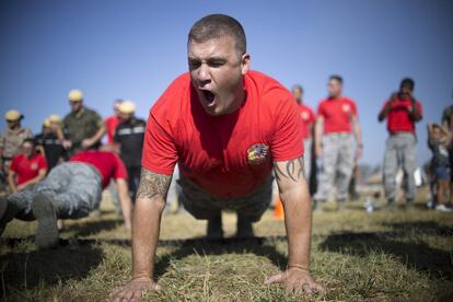 Los componentes de los marines y la UME se preparan físicamente para el combate y cualquier emergencia.