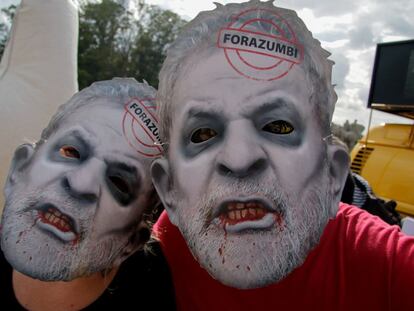 Opositores de Rousseff con m&aacute;scaras del expresidente Lula.