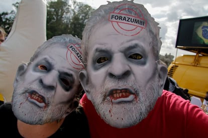 Opositores de Rousseff con m&aacute;scaras del expresidente Lula.