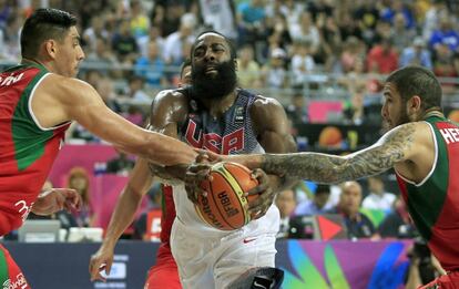 Harden intenta anotar ante Ayón y Hernández.