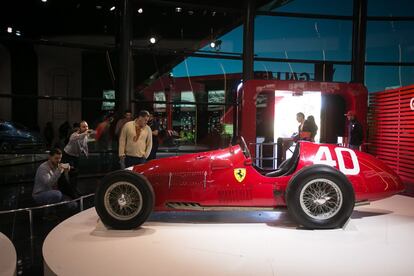 El nuevo parque temático tiene además una exposición de vehículos de Ferrari, como este modelo antiguo de carreras.